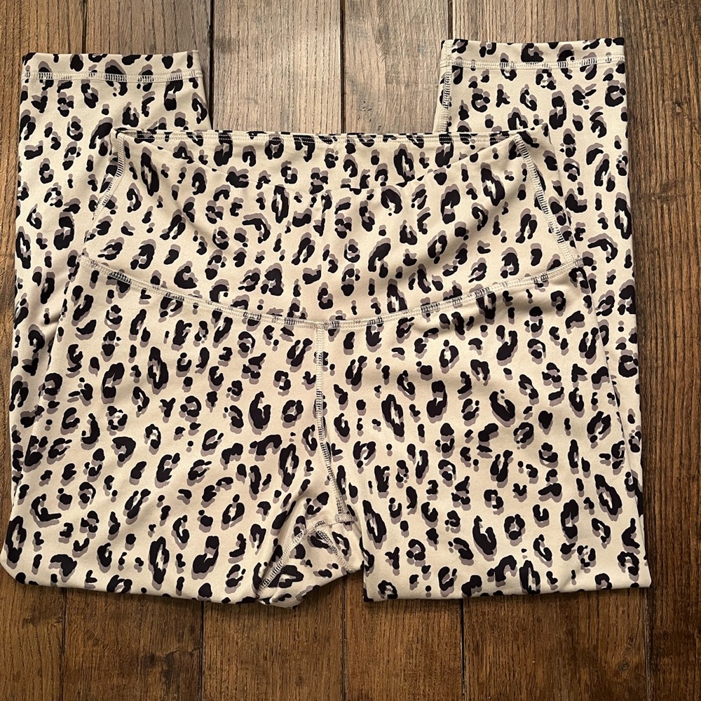 Old Navy Active Elevate Cropped Leggings Sz L Cheetah 🐆 print EUC - Picture 2 of 6